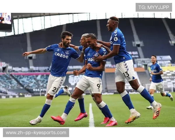 伊普斯维奇城主场氛围热烈，球迷支持不减，伊普斯维奇市