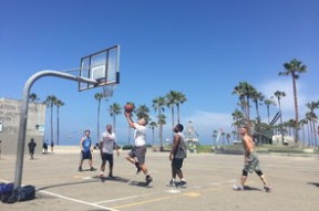 开云体育平台-“简阳文体中心：篮球赛事中的震撼时刻引发全场沸腾”