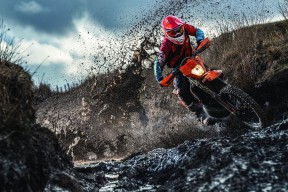 开云棋牌-女子仰泳新秀异军突起，女子仰泳运动员